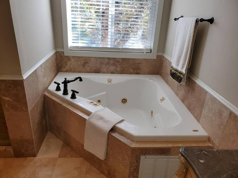 Sleeps16, Spacious Home, Close To Downtown, Beltline, And Walk To Restaurants, 75" Tv, 2 Person Jacuzzi, Ping Pong أتلانتا المظهر الخارجي الصورة