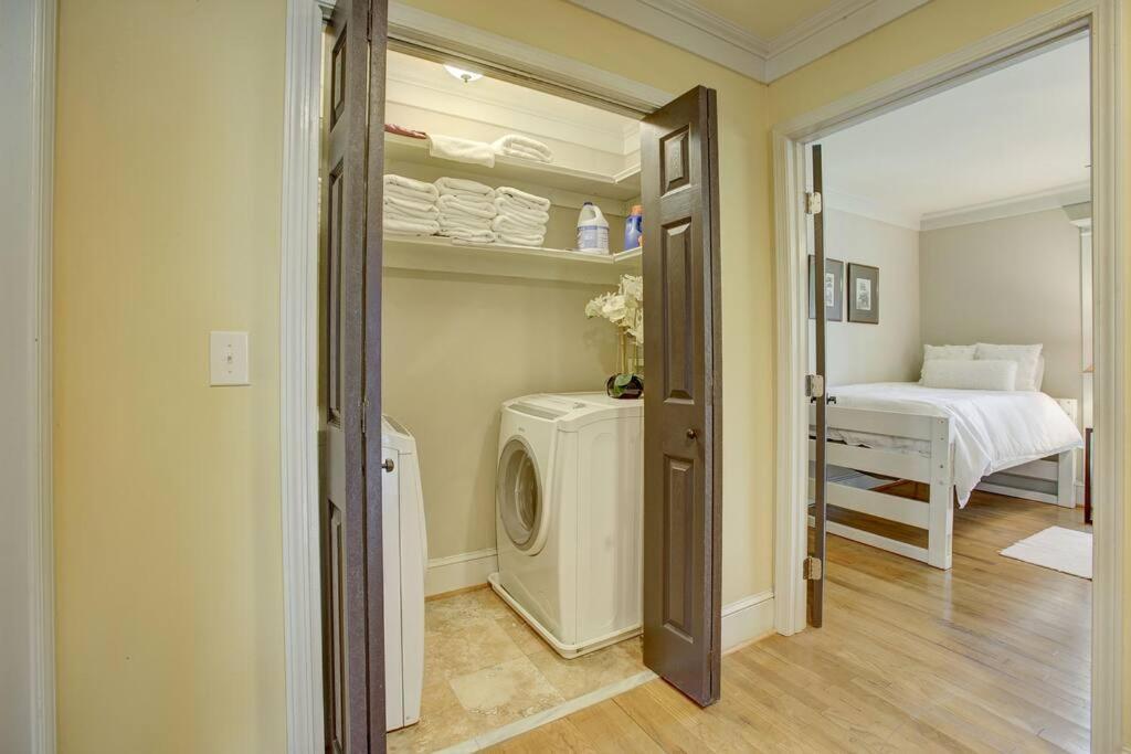 Sleeps16, Spacious Home, Close To Downtown, Beltline, And Walk To Restaurants, 75" Tv, 2 Person Jacuzzi, Ping Pong أتلانتا المظهر الخارجي الصورة