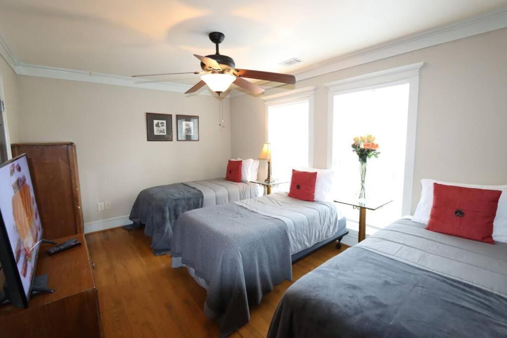 Sleeps16, Spacious Home, Close To Downtown, Beltline, And Walk To Restaurants, 75" Tv, 2 Person Jacuzzi, Ping Pong أتلانتا المظهر الخارجي الصورة