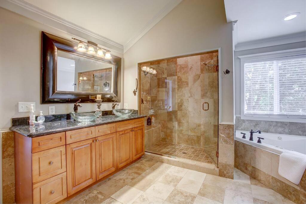 Sleeps16, Spacious Home, Close To Downtown, Beltline, And Walk To Restaurants, 75" Tv, 2 Person Jacuzzi, Ping Pong أتلانتا المظهر الخارجي الصورة